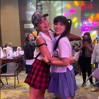 Berbeda dari kebanyakan yang hadir di pesta ultah Ussy mengenakan seragam putih abu-abu, Melaney Ricardo justru memilih mengenakan kemeja putih tanpa lengan yang dipadukan dengan rok kotak-kotak pendek berwarna merah dan hitam. Tak lupa Melaney kemudian mengabadikan momen tersebut dengan berfoto bareng Ussy. Foto: Instagram