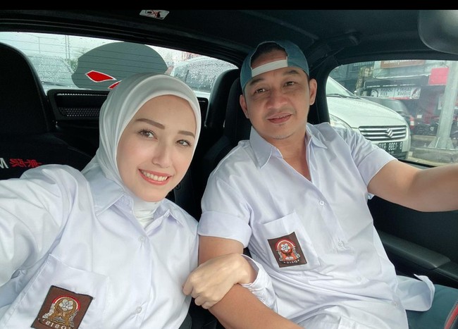 Pasha Ungu datang ke acara ultah Ussy bersama sang istri, Adelia. Keduanya pun ikut hadir dengan mengenakan seragam SMA. Pasha bahkan tampak melengkapi penampilannya dengan topi SMA. Foto: Instagram