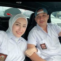 Pasha Ungu datang ke acara ultah Ussy bersama sang istri, Adelia. Keduanya pun ikut hadir dengan mengenakan seragam SMA. Pasha bahkan tampak melengkapi penampilannya dengan topi SMA. Foto: Instagram