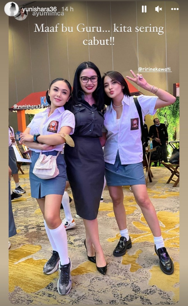 Hadir di pesta ulang tahun Ussy Sulistiawaty, penampilan Yuni Shara dan Ririn Ekawati berhasil mencuri atensi. Keduanya terlihat hadir mengenakan seragam SMA berupa kemeja putih lengan pendek dan rok mini abu-abu. Foto: Instagram