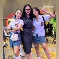 Hadir di pesta ulang tahun Ussy Sulistiawaty, penampilan Yuni Shara dan Ririn Ekawati berhasil mencuri atensi. Keduanya terlihat hadir mengenakan seragam SMA berupa kemeja putih lengan pendek dan rok mini abu-abu. Foto: Instagram
