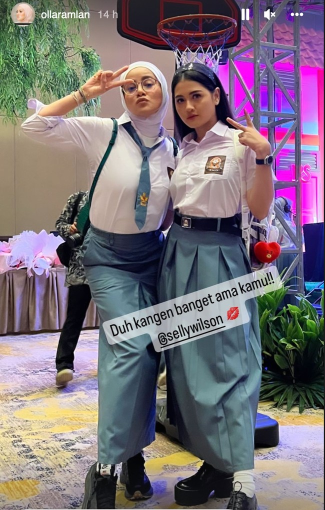 Jadi anak SMA, begini penampilan Olla Ramlan mengenakan seragam putih abu-abu lengkap dengan hijab berwarna senada. Tak lupa Olla juga tampak menggendong tas ransel yang membuat penampilannya itu jadi semakin mirip siswi SMA. Foto: Instagram