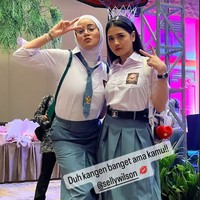 Jadi anak SMA, begini penampilan Olla Ramlan mengenakan seragam putih abu-abu lengkap dengan hijab berwarna senada. Tak lupa Olla juga tampak menggendong tas ransel yang membuat penampilannya itu jadi semakin mirip siswi SMA. Foto: Instagram