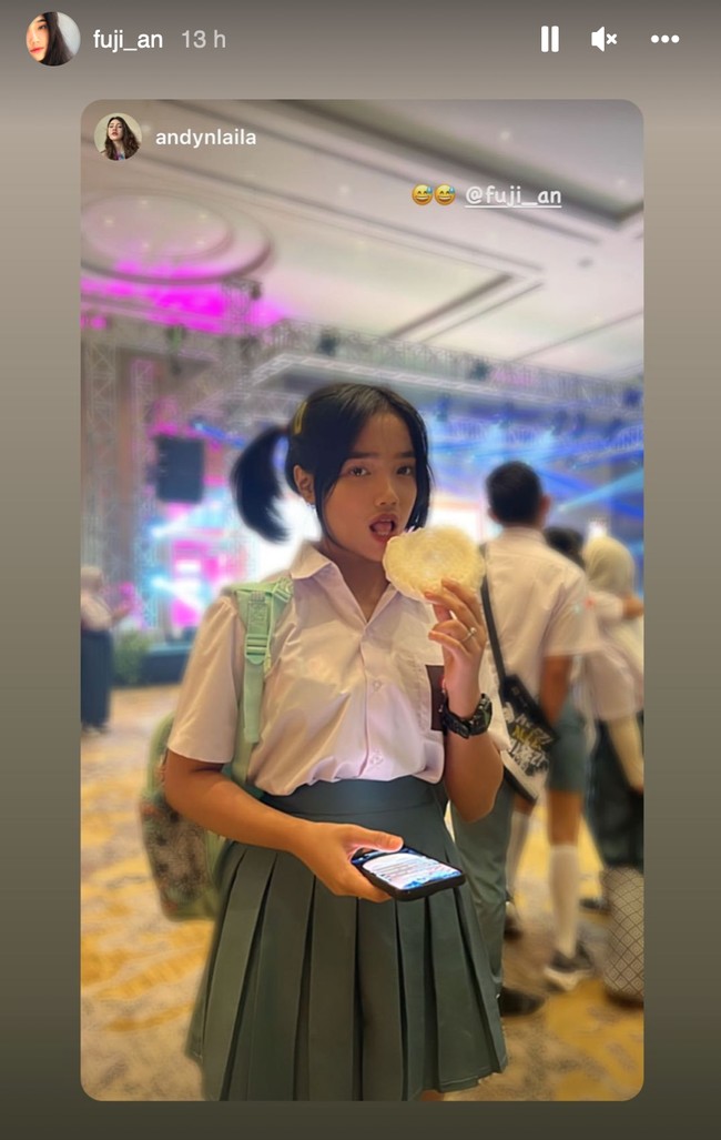 Fuji juga terlihat menghadiri acara ulang tahun Ussy Sulistiawaty. Dengan rambut diikat dua dan tubuh kecilnnya, Fuji terlihat begitu menggemaskan mengenakan seragam SMA.  Foto: Instagram
