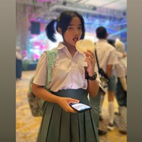 Fuji juga terlihat menghadiri acara ulang tahun Ussy Sulistiawaty. Dengan rambut diikat dua dan tubuh kecilnnya, Fuji terlihat begitu menggemaskan mengenakan seragam SMA.  Foto: Instagram