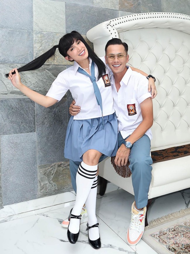 Ussy Sulistiawaty baru saja menggelar pesta ulang tahunnya di sebuah hotel mewah kawasan Jakarta. Mengangkat tema SMA, Ussy dan para tamu yang datang pun tampil dengan mengenakan seragam SMA. Ussy dan sang suami, Andhika Pratama tampil kompak mengenakan seragam putih abu-abu. Dengan rambut yang diikat dua, penampilan Ussy jadi makin terlihat seperti anak sekolahan. Foto: Instagram