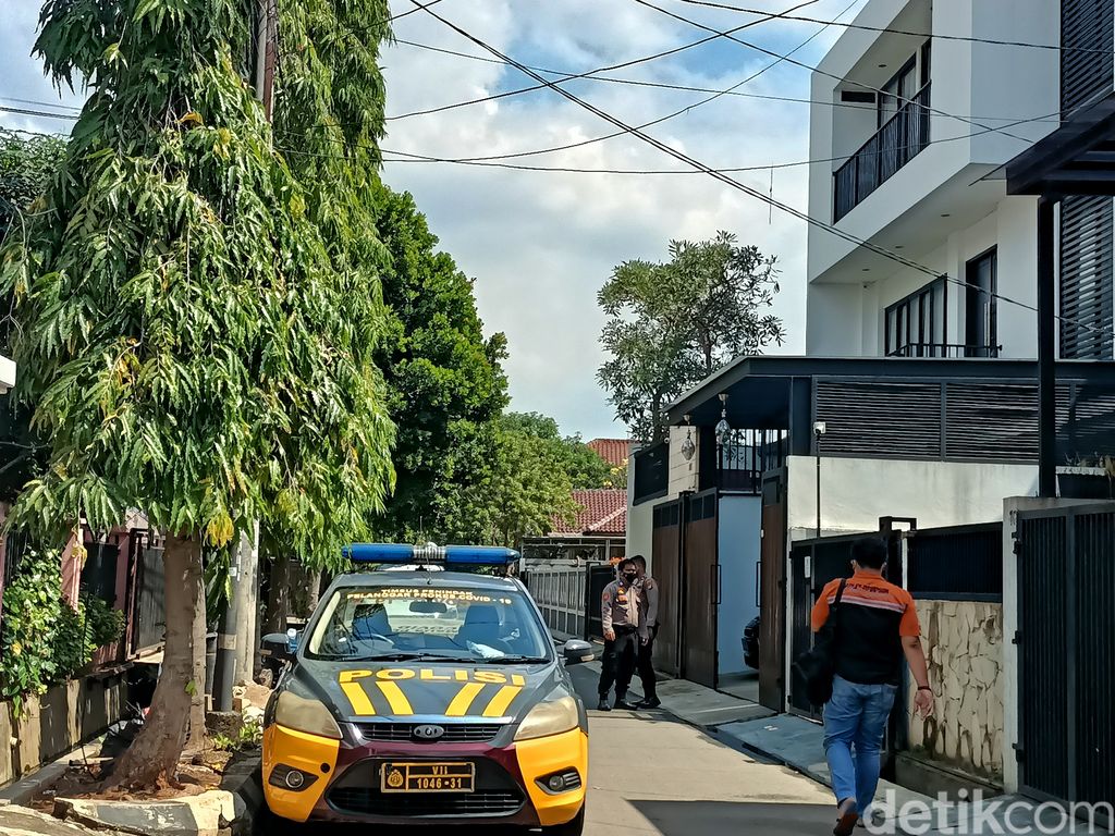 Asisten Nikita Mirzani mengatakan polisi baru mau kembali ke Mapolresta Serang Kota sesudah terima passcode iPad. (Karin NS/detikcom)