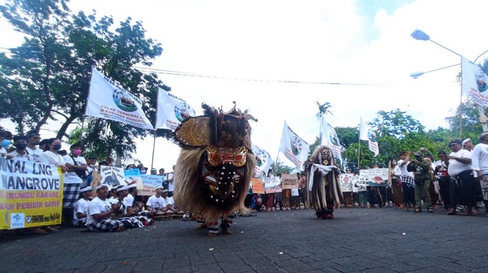 Atraksi budaya berupa tarian barong dan rangda dari Desa Adat Intaran saat melakukan aksi demonstrasi penolakan terminal LNG di kawasan mangrove di depan Kantor Gubernur Bali, Denpasar, Kamis (14/7/2022). 1