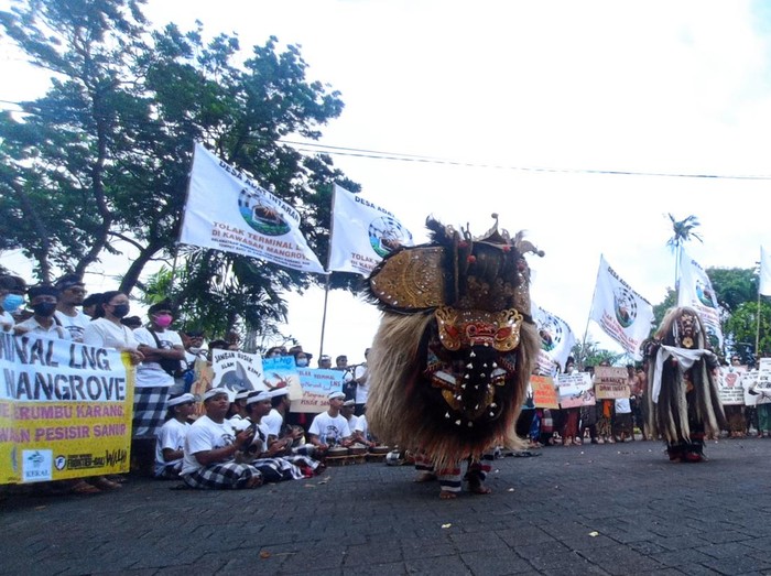 Atraksi budaya berupa tarian barong dan rangda dari Desa Adat Intaran saat melakukan aksi demonstrasi penolakan terminal LNG di kawasan mangrove di depan Kantor Gubernur Bali, Denpasar, Kamis (14/7/2022). 1