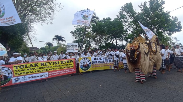 Atraksi budaya berupa tarian barong dan rangda dari Desa Adat Intaran saat melakukan aksi demonstrasi penolakan terminal LNG di kawasan mangrove di depan Kantor Gubernur Bali, Denpasar, Kamis (14/7/2022). 2 Atraksi budaya berupa tarian barong dan rangda dari Desa Adat Intaran saat melakukan aksi demonstrasi penolakan terminal LNG di kawasan mangrove di depan Kantor Gubernur Bali, Denpasar, Kamis (14/7/2022).