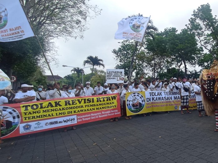 Atraksi budaya berupa tarian barong dan rangda dari Desa Adat Intaran saat melakukan aksi demonstrasi penolakan terminal LNG di kawasan mangrove di depan Kantor Gubernur Bali, Denpasar, Kamis (14/7/2022).