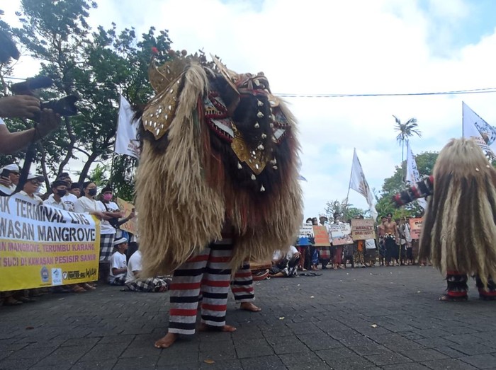 Atraksi budaya berupa tarian barong dan rangda dari Desa Adat Intaran saat melakukan aksi demonstrasi penolakan terminal LNG di kawasan mangrove di depan Kantor Gubernur Bali, Denpasar, Kamis (14/7/2022).