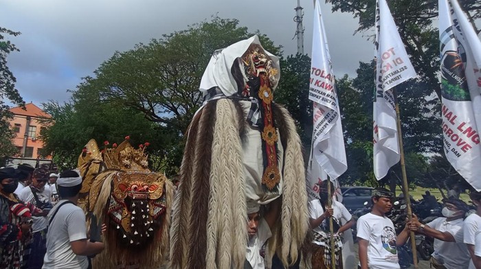 Atraksi budaya berupa tarian barong dan rangda dari Desa Adat Intaran saat melakukan aksi demonstrasi penolakan terminal LNG di kawasan mangrove di depan Kantor Gubernur Bali, Denpasar, Kamis (14/7/2022).