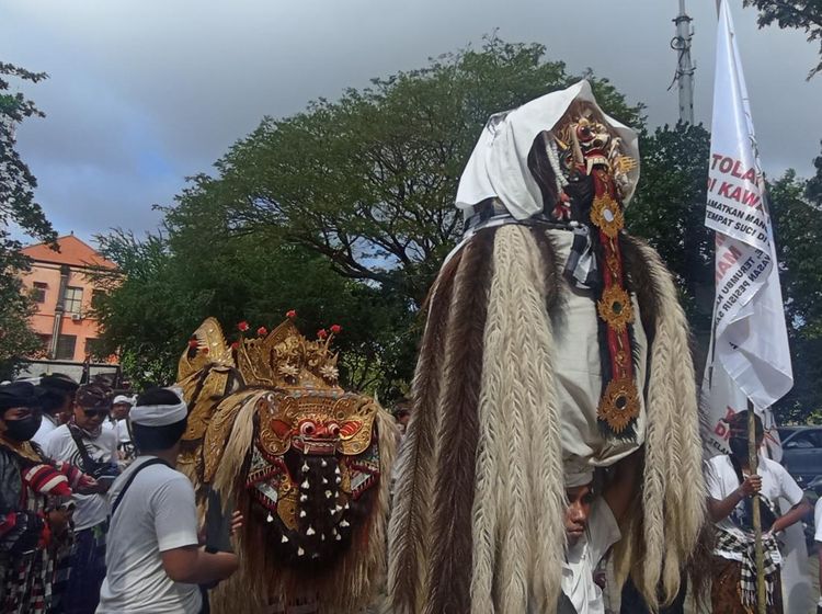 Atraksi Barong-Rangda Warnai Demo Tolak Terminal LNG di Denpasar