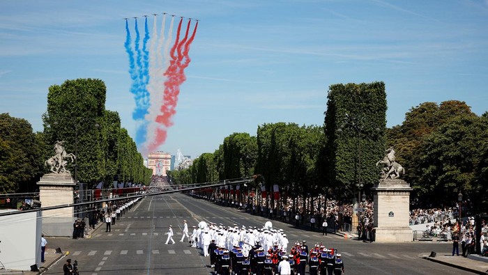 Atraksi Pesawat hingga Parade Militer Meriahkan Bastille Day Hari ini Prancis memperingati Bastille Day yang jatuh setiap tanggal 14 Juli. Perayaan tersebut dimeriahkan dengan parade militer dan atraksi pesawat.
