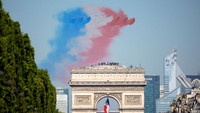 Atraksi ini dilakukan oleh tim aerobatik Patrouille de France.