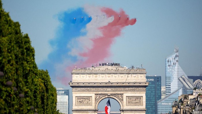 Atraksi Pesawat hingga Parade Militer Meriahkan Bastille Day Hari ini Prancis memperingati Bastille Day yang jatuh setiap tanggal 14 Juli. Perayaan tersebut dimeriahkan dengan parade militer dan atraksi pesawat.