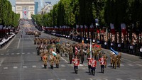 Parade militer ini berlangsung di Jalan Champs-Elysees, Paris.