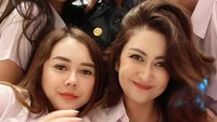 Bersama rekan artis, Aura Kasih berseragam SMA ke acara ulang tahun Ussy Sulistiawaty. Foto: Instagram Aura Kasih