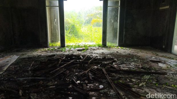 Bangunan Kawasan Strategis Pariwisata Nasional (KSPN) di Pandeglang terbengkalai. Padahal, biaya pembangunan KSPN itu menghabiskan anggaran Rp 80,9 miliiar. (Aris Rivaldo/detikcom)