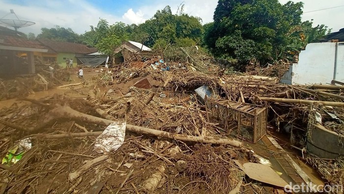 banjir Kejadian banjir bandang di Desa Bulumanis Kidul, Kecamatan Margoyoso, Pati, Kamis (14/7/2022).