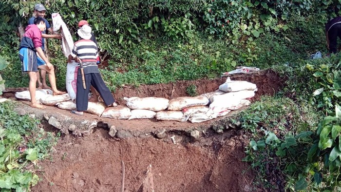 Bencana alam longsor pasca hujan deras terjadi di Kecamatan Gegerbitung, Kabupaten Sukabumi.