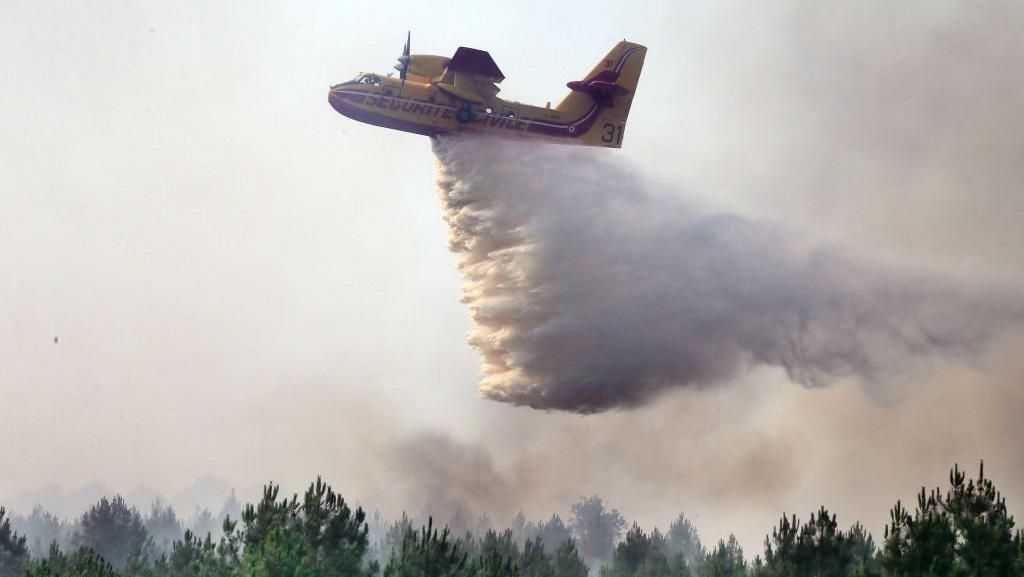 Foto Pemadaman Kebakaran Hutan di Prancis, Pesawat Udara Dikerahkan