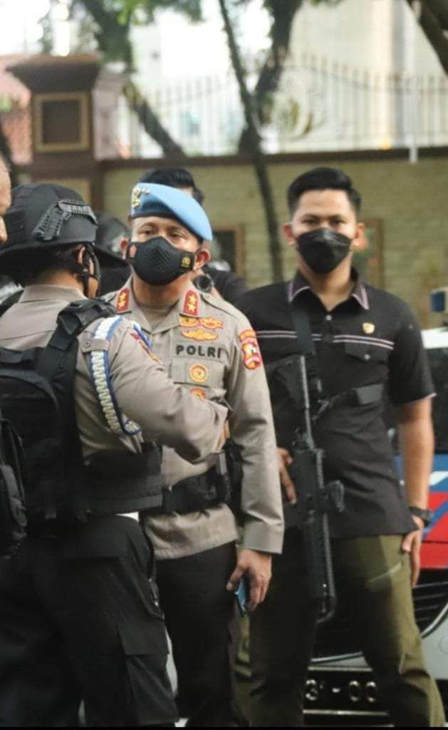 Brigadir Yoshua memegang senjata laras panjang di belakang Kadiv Propam Irjen Ferdy Sambo