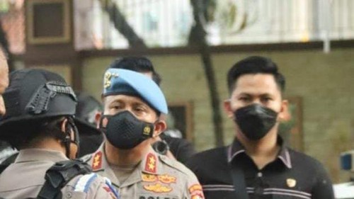 Brigadir Yoshua memegang senjata laras panjang di belakang Kadiv Propam Irjen Ferdy Sambo