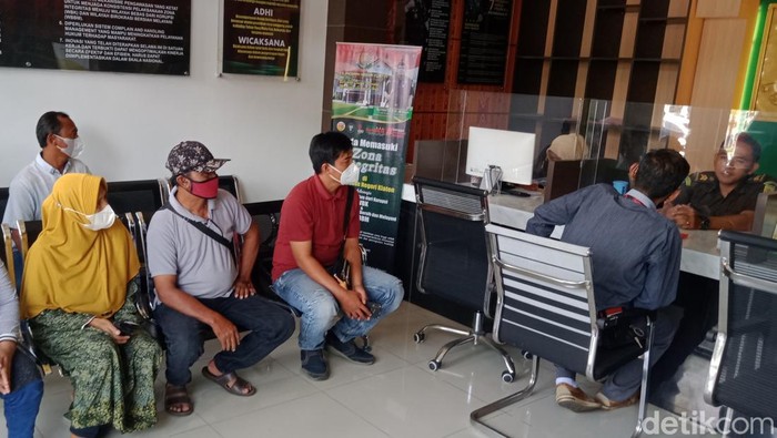 Warga yang menolak persetujuan UGR Tol Jogja-Solo datangi Kejari Klaten, Kamis (14/7/2022).