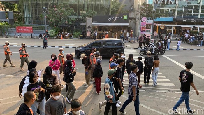 Cara ke Dukuh Atas naik MRT dapat diketahui melalui informasi di bawah ini. Dukuh Atas ramai dibicarakan karena menjadi tempat berkumpul anak-anak muda.