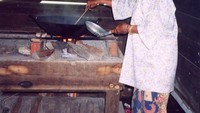 Beda dari dapur di Jawa, seperti inilah bentuk dapur masyarakat Riau. Tungku dibuat lebih tinggi sehingga orang yang masak tidak perlu lelah jongkok atau menunduk. Foto: Facebook / Jihan Familys Printing 