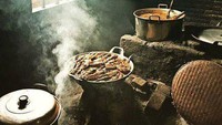 Wuahh! Terlihat banyak makanan yang sedang dimasak di atas dandang nih. Orang zaman dulu juga sering masak makanan dengan porsi yang cukup banyak. Foto: Facebook / Museum Digital Indonesia