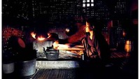 Seperti inilah suasana dapur zaman dulu! Orang-orang biasanya masak di atas kayu bakar. Konon cara masak seperti ini menghasilkan aroma dan rasa makanan yang lebih enak. Foto: loflife.com 