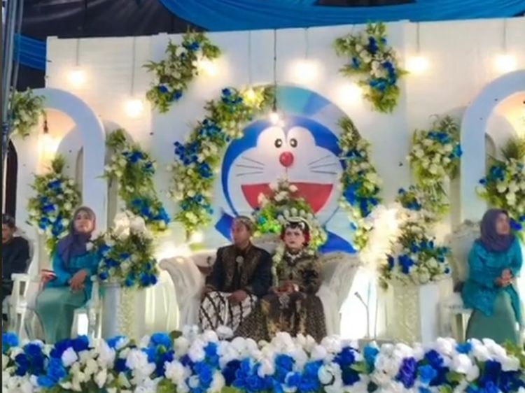 10 Foto Pengantin Viral Bikin Ngakak, Pakai Adat Jawa, Dekornya Doraemon