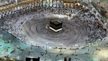 Suasana di Kabah pun terlihat dramatis dengan teknik ini.