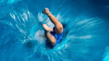 Aktivitas melompat ke dalam kolam renang pun terlihat tak biasa dengan teknik long exposure ini.
