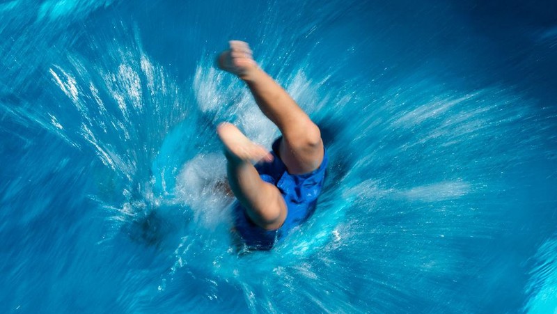 Long exposure merupakan salah satu teknik fotografi yang mengkombinasikan objek diam dan objek bergerak yang sangat dramatis.