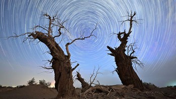 Teknik long exposure selanjutnya mengeker jejak bintang.