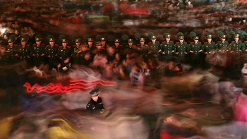 Sejumlah petugas kepolisian China terlihat membuat barikade diantara warga yang menyemut saat digelarnya Festival Lentera di Nanjing.