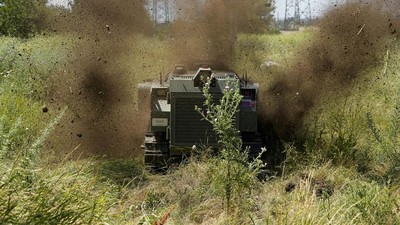 Detik-detik Robot Rusia Ledakkan Ranjau di Ukraina