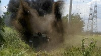 Pembersihan ranjau dilakukan di tengan perang yang masih berlangsung di Ukraina.