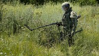 Militer Rusia menyisir lokasi-lokasi yang diduga ada ranjaunya.