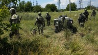 Militer Rusia mengerahkan robot untuk meledakkan ranjau yang ditanam pasukan Ukraina di Mariupol.