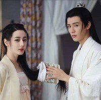 Memakai busana tradisional Tiongkok, pesona aktris 30 tahun ini makin terpancar. Foto: Instagram/@anlezhuan_