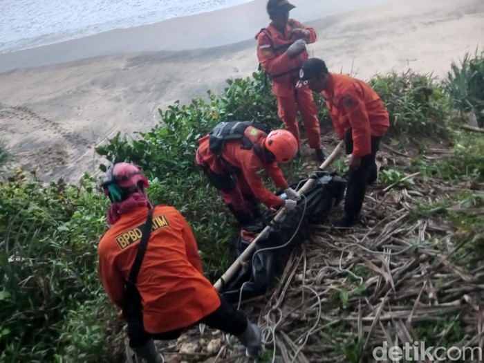 Evakuasi jenazah pemancing di Blitar