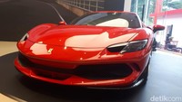 Layaknya Showroom mobil yang ada di Indonesia, Showroom Ferrari di jalan Proklmasi 36A menyediakan fasilitas 3S (Sales, Services, and Spare Parts), dilengkapi juga dengan lounge mewah yang menampilkan memorabilia Ferrari, ruang Atelier yang luas. Foto: M Luthfi Andika/detikOto