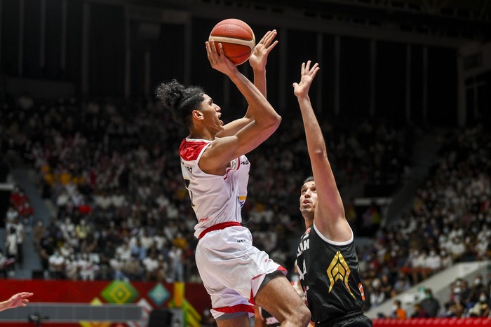 Pebasket Indonesia Derrick Mchael Xzavierro (kiri) berebut bola dengan pebasket Yordania Ahmad Al Dwairi (kanan) saat bertanding dalam laga babak penyisihan Grup A FIBA Asia Cup 2022 di Istora Gelora Bung Karno, Senayan, Jakarta, Kamis (14/7/2022). Yordania menang atas Indonesia dengan skor 74-65. ANTARA FOTO/Galih Pradipta/rwa.