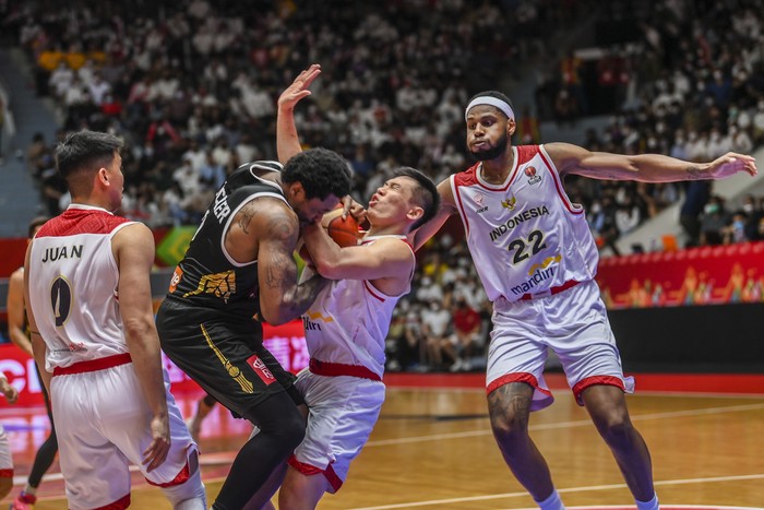 Pebasket Yordania Dar Tucker (kedua kiri) berusaha melewati hadangan pebasket tim nasional Indonesia saat bertanding dalam laga babak penyisihan Grup A FIBA Asia Cup 2022 di Istora Gelora Bung Karno, Senayan, Jakarta, Kamis (14/7/2022). Yordania menang atas Indonesia dengan skor 74-65. ANTARA FOTO/Galih Pradipta/rwa.