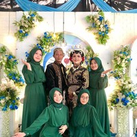 Wanita yang akrab disapa Caca atau Ica ini mengungkapkan alasan temannya memilih dekorasi Doraemon. Iya itu permintaan dari mempelai wanitanya, karena memang dia suka dengan Doraemon, padahal aslinya anaknya tomboy dan preman habis, kata Isnaini lewat pesan singkat kepada Wolipop, Kamis (14/7/2022). Foto: Dok. pribadi Isnaini Lincah Yati.